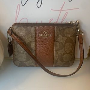 Corner Zip Wristlet Wallet In Signature Canvas GUC